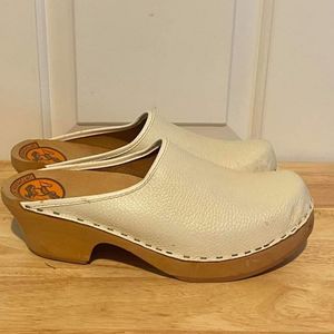 Shoes cloggs Size 40 equal to a US 8.5